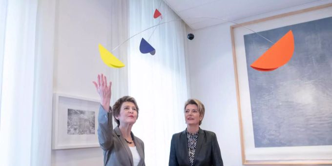 Für die Balance - Statt Schlüssel bekommt Keller-Sutter ein Mobile