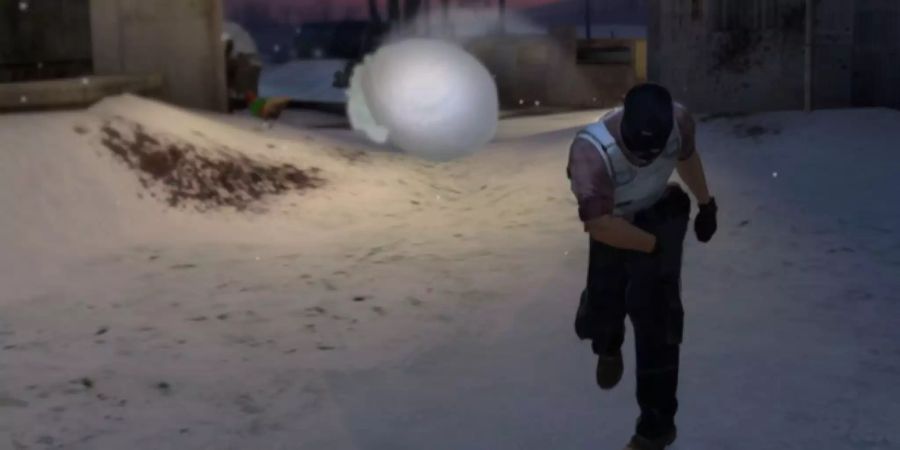 In CS:GO wirft ein Terrorist einen Schneeball.