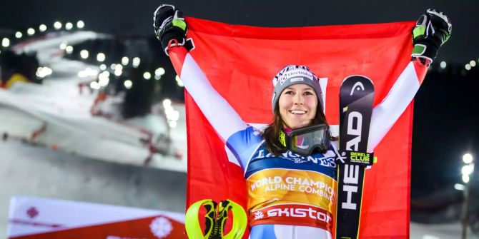 Wendy Holdener hält die Schweizer Flagge in die Höhe.