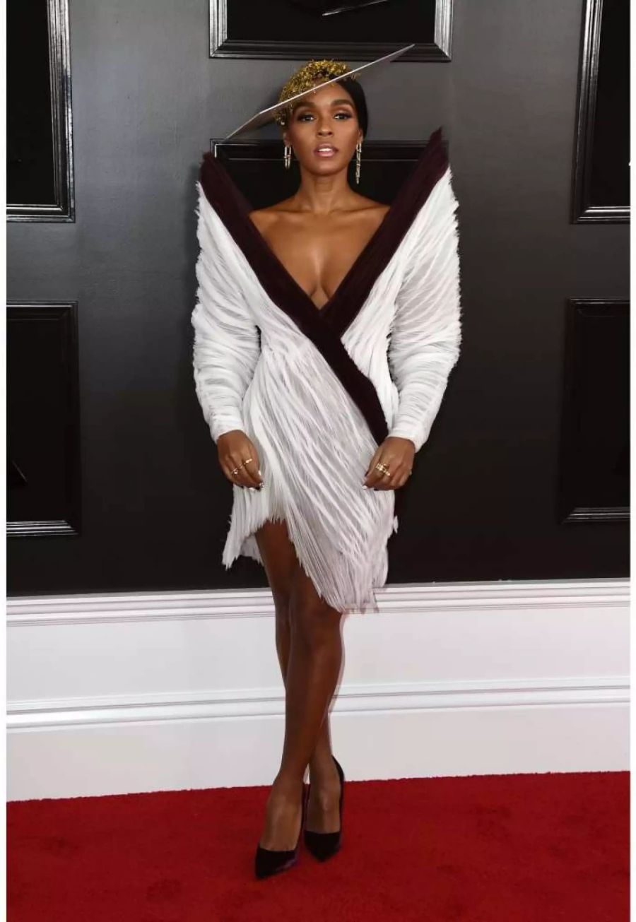 Doch es ging gestern Abend auch klassisch weiss-schwarz. Das heisst aber nicht weniger auffällig: Janelle Monae (33) besuchte die Grammys mit einem Kleid bestehend aus einem Riesen-Kragen.