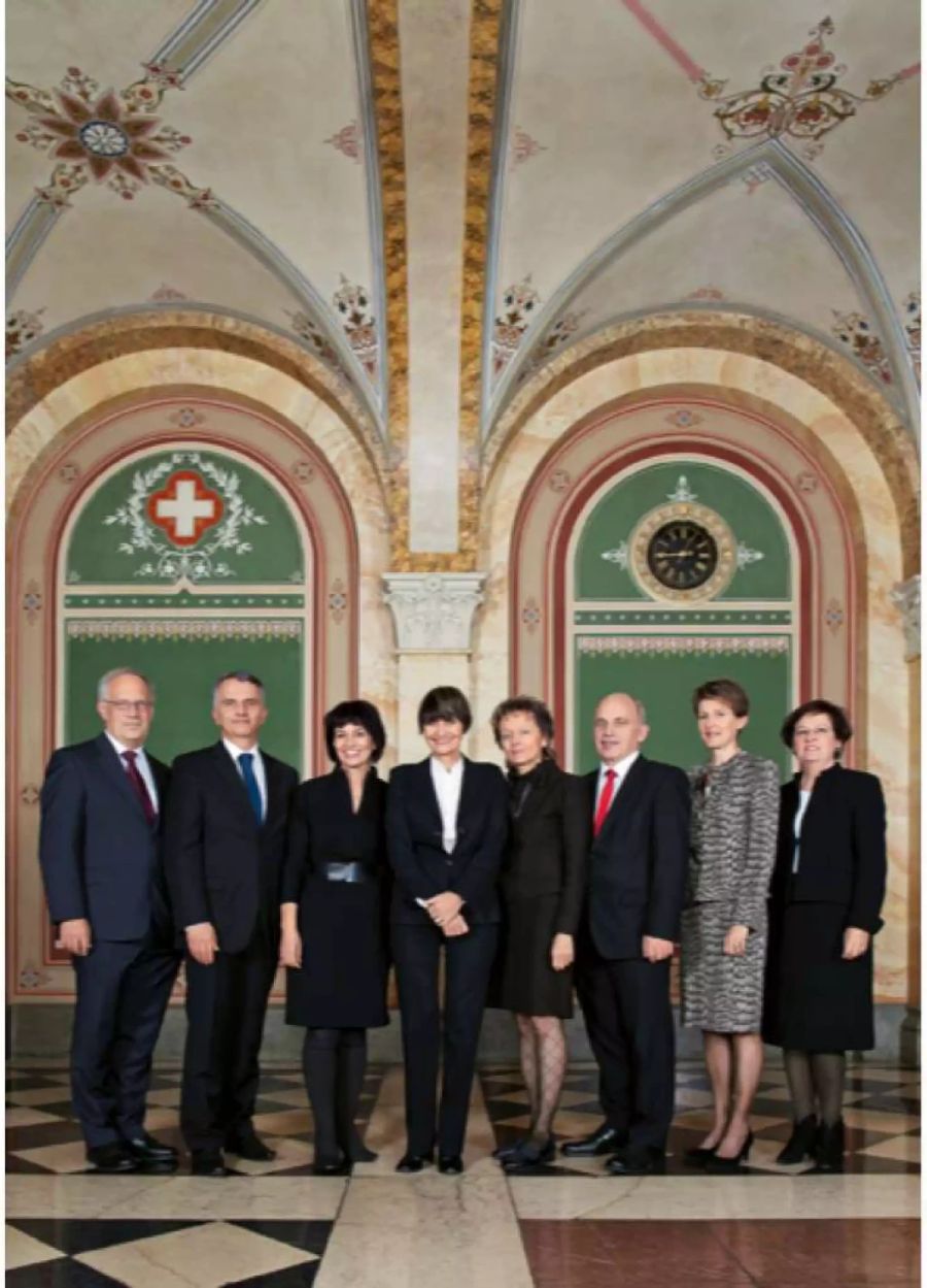 Der Gesamtbundesrat 2011 (von links nach rechts): Bundesrat Johann N. Schneider-Ammann, Bundesrat Didier Burkhalter, Bundesrätin Doris Leuthard, Bundespräsidentin Micheline Calmy-Rey, Bundesrätin Eveline Widmer-Schlumpf (Vizepräsidentin), Bundesrat Ueli Maurer, Bundesrätin Simonetta Sommaruga, Bundeskanzlerin Corina Casanova.