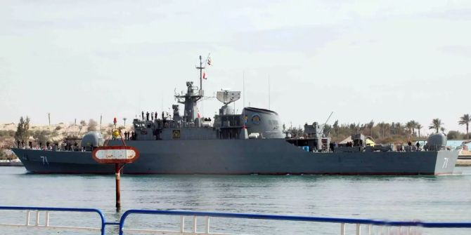 Ein iranisches Kriegsschiff durchquert den Sueskanal.