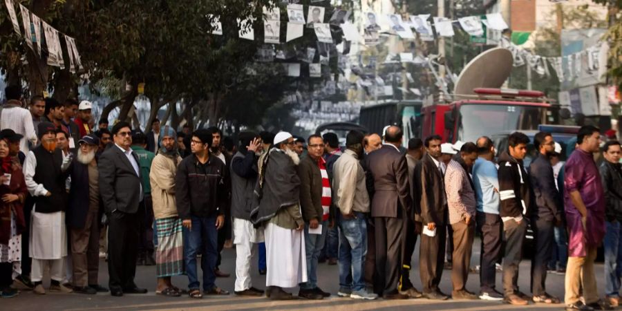 Menschen vor einem Wahllokal in Bangladesch.