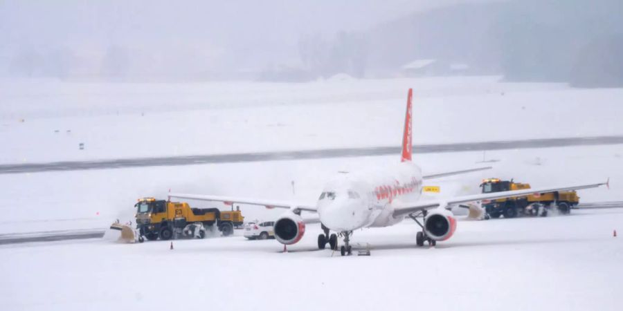 Ein Easyjet-Flugzeug auf einem verschneiten Schweizer Flugfeld.