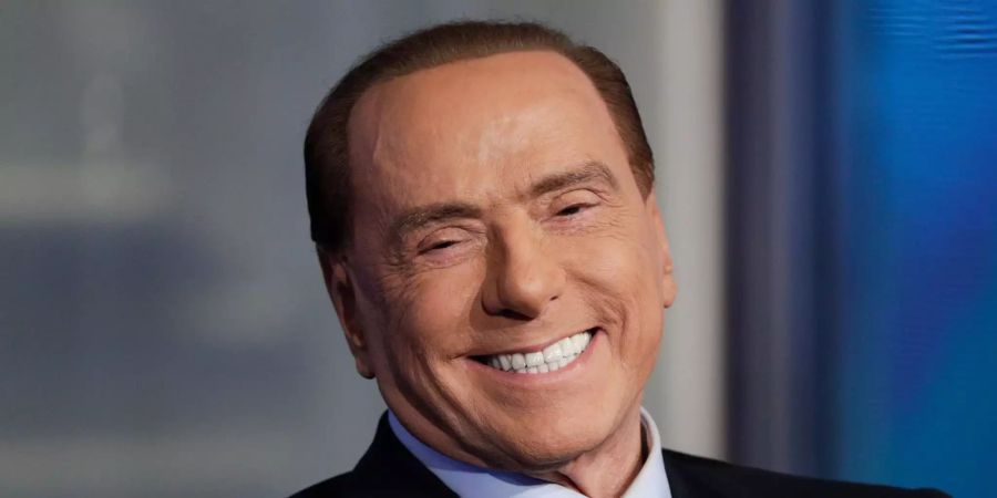 Silvio Berlusconi lächelt.