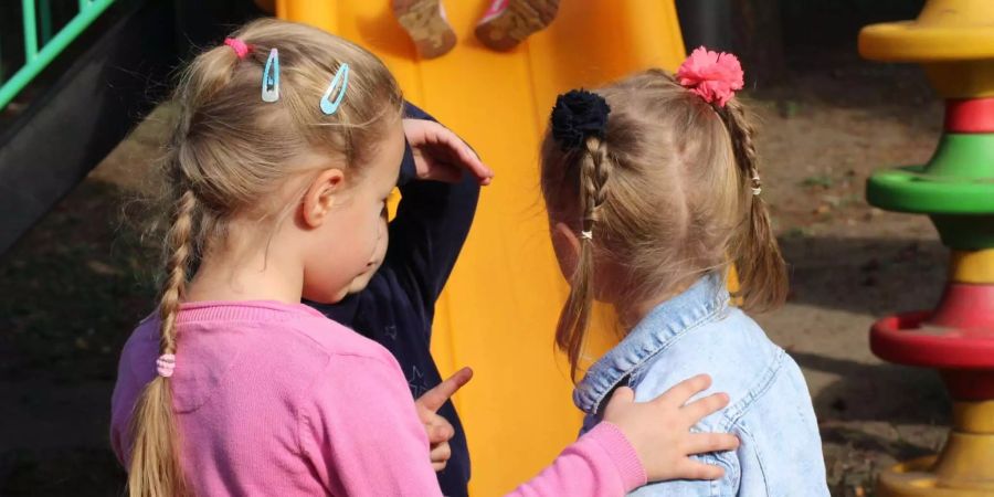 Zwei kleine Mädchen auf dem Spielplatz