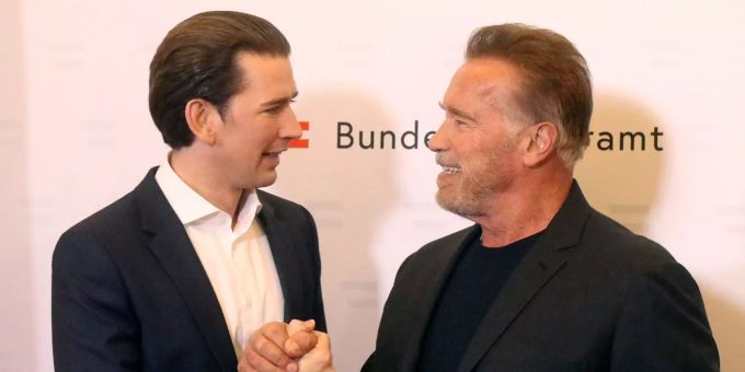 Sebastian Kurz schüttelt Arnold Schwarzenegger die Hand. Sebastian Kurz schüttelt Arnold Schwarzenegger die Hand.