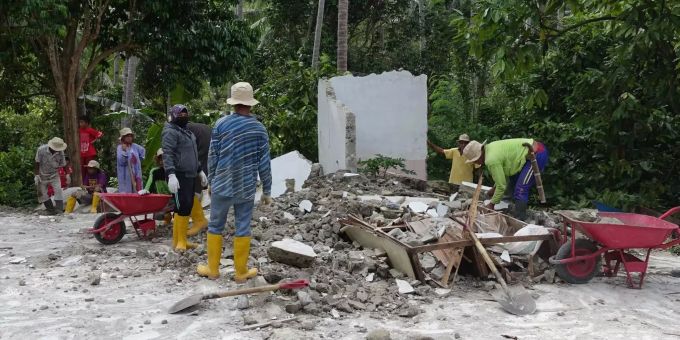 Caritas Schweiz leistet nach der Nothilfephase auch längerfristige Unterstützung und hat dafür den Projektrahmen auf 3 Millionen Franken erhöht. Menschen in Indonesien räumen auf.
