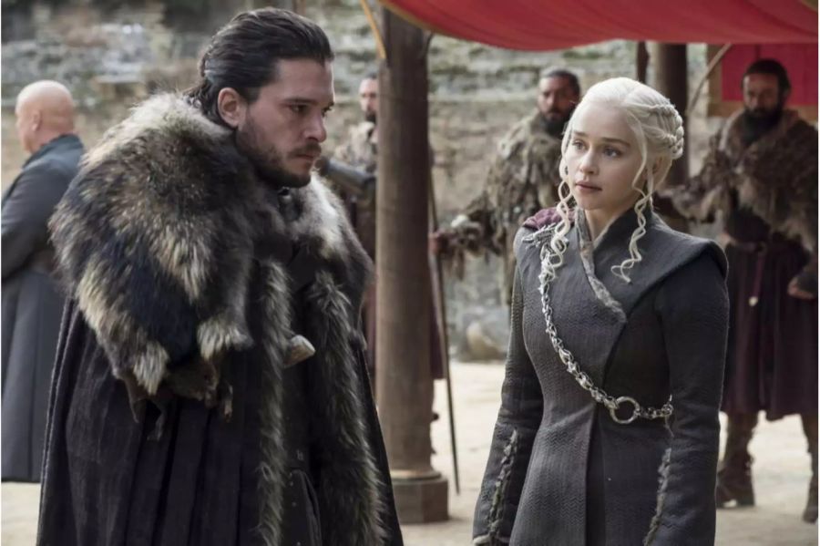 Kit Harington und Emilia Clarke auf dem Set von «Game of Thrones».