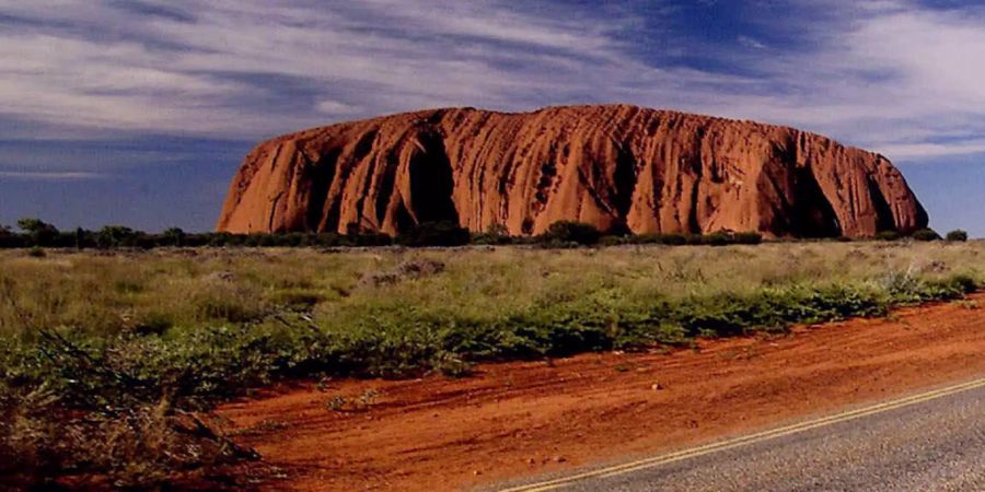 Australiens Wahrzeichen, der Uluru, ist mit dem Auto gut erreichbar.