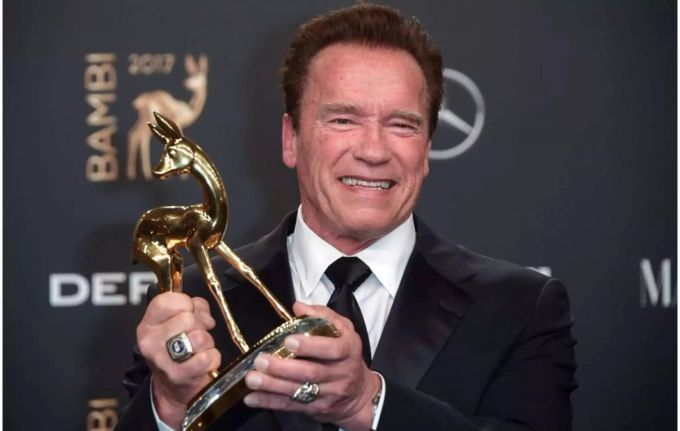 Arnold Schwarzenegger freut sich über seinen Bambi in der Kategorie «Unsere Erde». arnold schwarzenegger