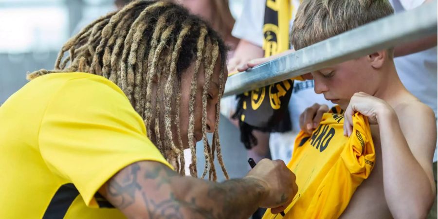 Kevin Mbabu von den BSC Young Boys unterschreibt das Trikot eines Fans. Folgt bald die Unterschrift bei Betis Sevilla?