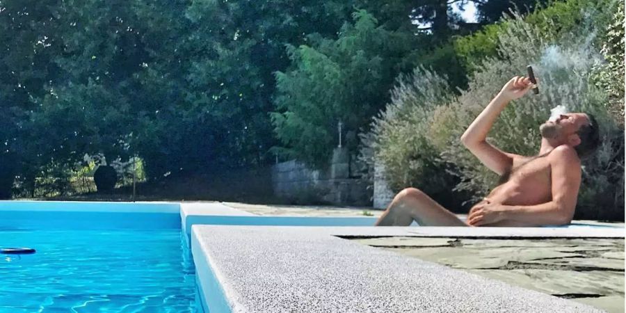 DJ Antoine geniesst nackt das Single-Leben in seinem Pool.