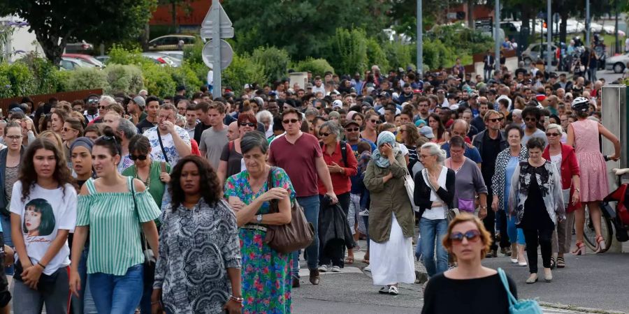 1000 Menschen versammelten sich zum Gedenkmarsch.