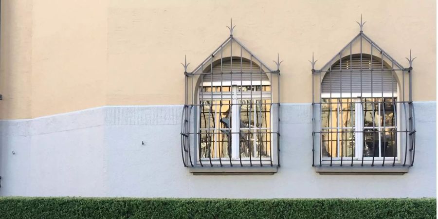 Vergitterte Fenster hindern die Insassen am Ausbrechen.