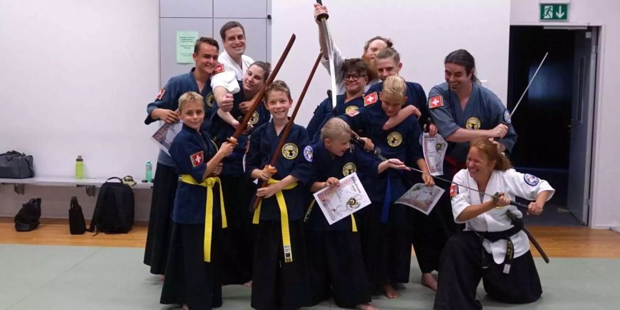 Die erfreuten Samurais nach der Gurtprüfung in Herbstgarderobe mit Lehrern.