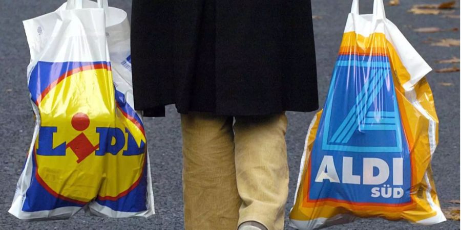 Für die beiden Discounter Lidl und Aldi kommen Energydrinks für Kinder nicht mehr in die Tüte.