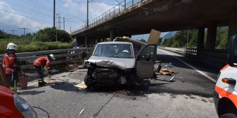 Das Auto wurde komplett zerstört.