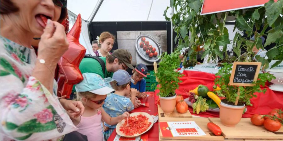 Die Besucherinnen und Besucher konnten 32 verschiedene Tomatensorten verkosten.