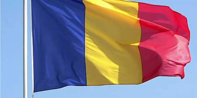 Die Flagge Rumäniens weht im Wind. Die Flagge Rumäniens weht im Wind.