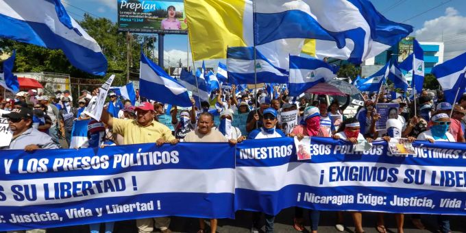 Demonstranten marschieren mit Flaggen und Bannern und fordern Gerechtigkeit, Leben und Freiheit während eines Anti-Regierungsprotest in Managua am Samstag. Demonstranten marschieren mit Flaggen und Bannern und fordern Gerechtigkeit, Leben und Freiheit während eines Anti-Regierungsprotest in Managua am Samstag.