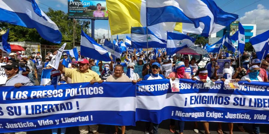 Demonstranten marschieren mit Flaggen und Bannern und fordern Gerechtigkeit, Leben und Freiheit während eines Anti-Regierungsprotest in Managua am Samstag.