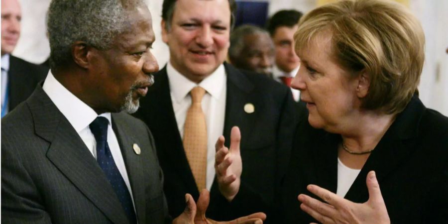 Kofi Annan diskutiert mit Bundeskanzlerin Angela Merkel währen dem G8-Gipfel 2006.