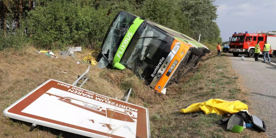 Der Flixbus kippte im Graben zur Seite.