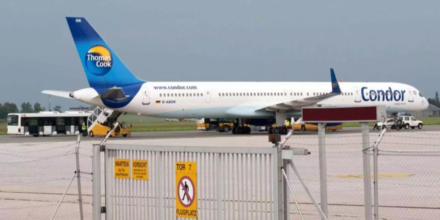 Ein Flugzeug der deutschen Airline Condor steht am Flughafen in Linz (Ö).