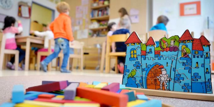 Spielzeug liegt in einer Kindertagesstätte auf dem Boden. Spielzeug liegt in einer Kindertagesstätte auf dem Boden.
