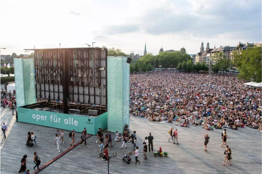 Zuschauer auf dem Zürcher Sechseläutenplatz verfolgen die Live-Übertragung von Franz Lehars Operette «Das Land des Lächelns».