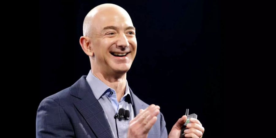 Jeff Bezos hält eine Rede vor Publikum.