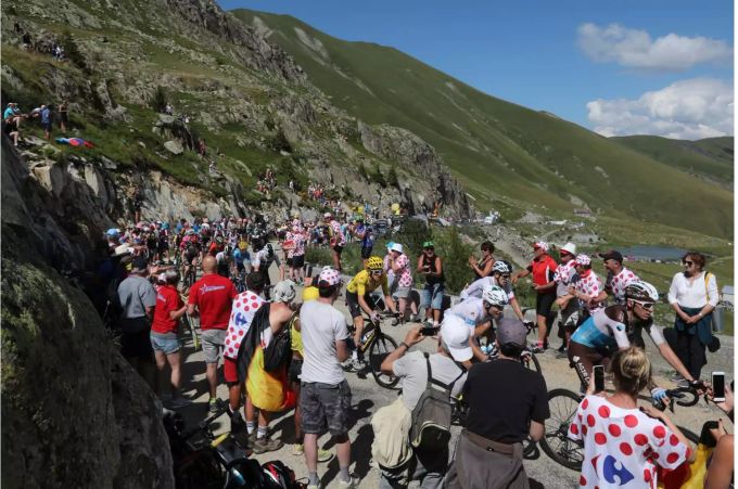 Der steile Anstieg zur Alpe d'Huez. Der steile Anstieg zur Alpe d'Huez.