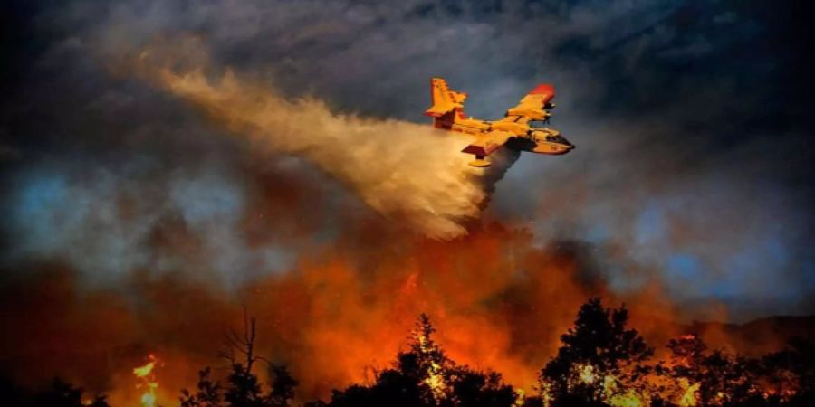 Manche Feuer sind derart gross, dass die Feuerwehr die Löschversuche aufgegeben hat. Sie versuchen eine weitere Ausbreitung zu verhindern und hoffen auf baldigen Regen.