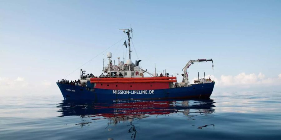 Flüchtlinge stehen am Bug des Rettungsschiffes «Lifeline».