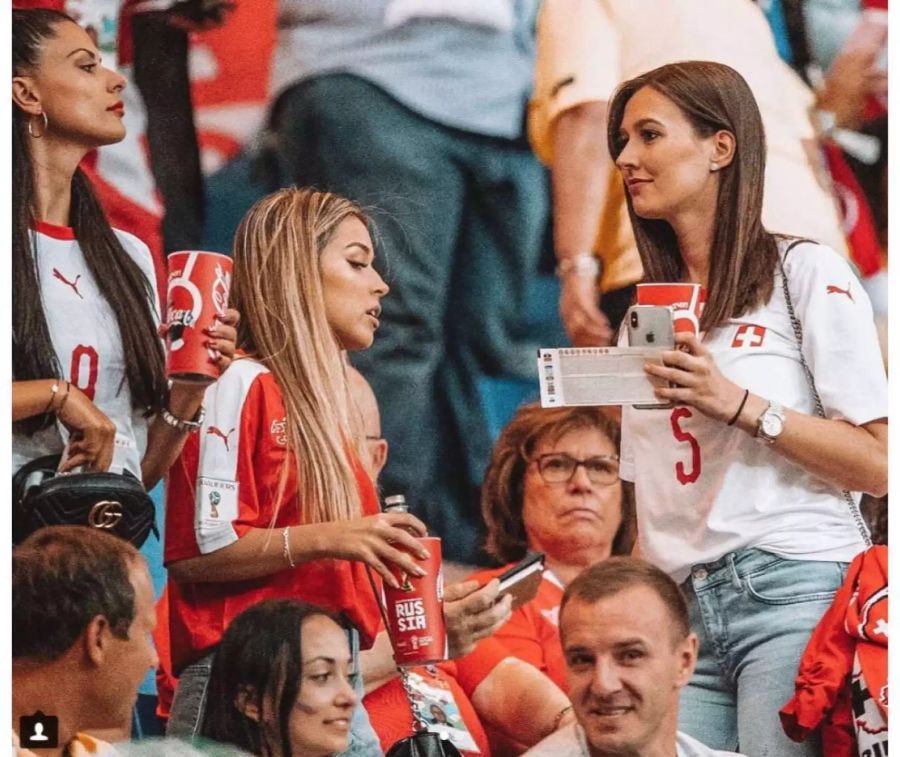 Diese beiden Schönheiten gibt es oft nur im Doppelpack: Alexandra Crum (Freundin von Nico Elvedi, links) und Melanie Windler (Manuel Akanji).