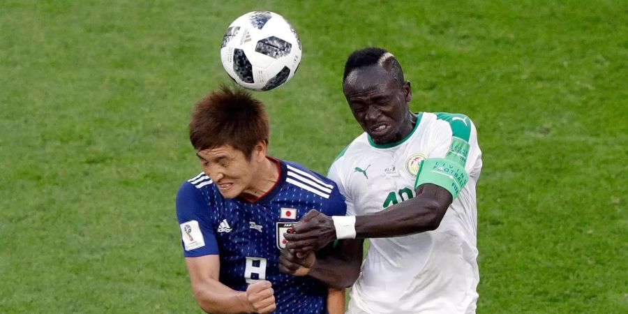 Senegals Sadio Mané im Kopfball-Duell gegen Haraguchi.