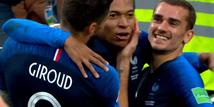 Kylian Mbappé (Mitte) schiesst Frankreich zum Sieg gegen Peru.