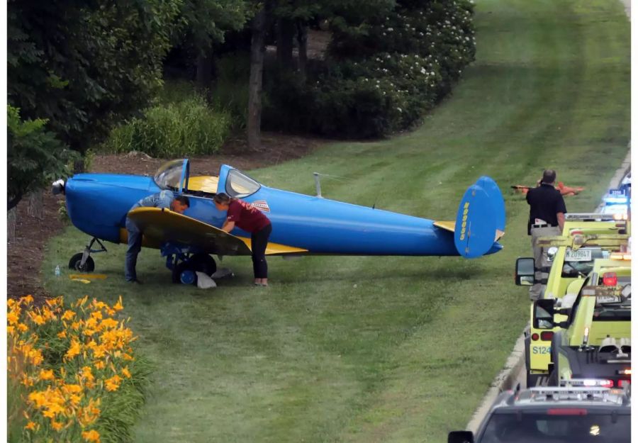 Ein kleines Flugzeug Typ Ercoupe 415 steht an der Stadtautobahn Lake Shore Drive.