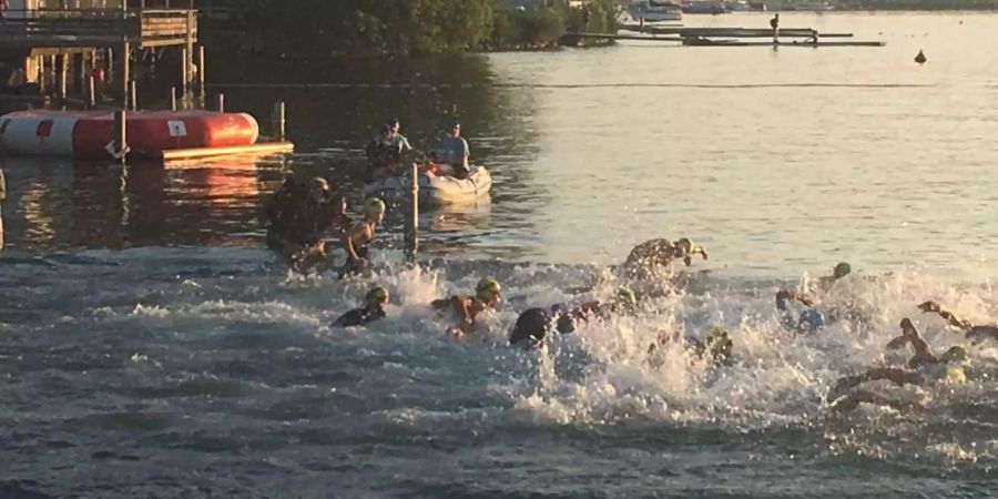 Startschuss für die Ironmanprofis in Zürich.