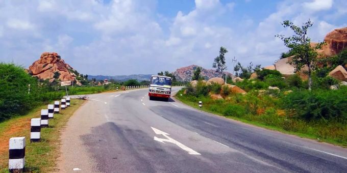 Ein Bus war in Indien auf einer kurvigen Strasse unterwegs, als er plötzlich in die Tiefe stürzte. Ein Bus war in Indien auf einer kurvigen Strasse unterwegs, als er plötzlich in die Tiefe stürzte.