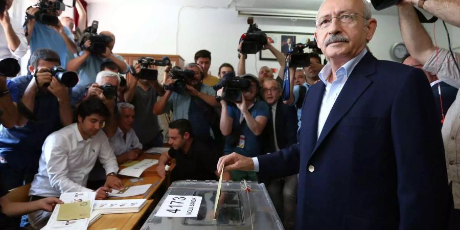 Kemal Kilicdaroglu, Parteivorsitzender der grössten Oppositionspartei CHP, gibt seine Stimme ab.