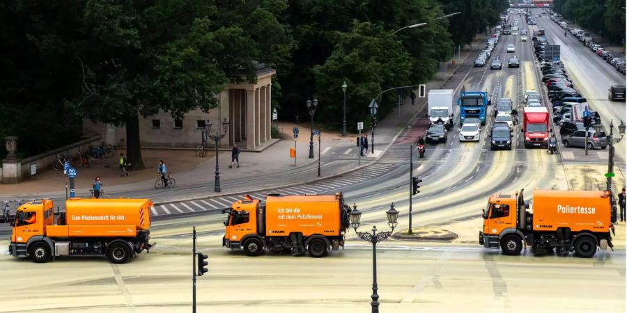 Wie hoch die Rechnung an die Umweltschutzorganisation ausfallen werde ist noch ungewiss, klar sei laut der Berliner Stadtreiningung aber: «Wir werden die Kosten dem Verursacher in Rechnung stellen.»