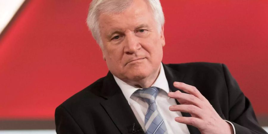 Horst Seehofer ist nicht zufrieden mit Angela Merkels Vorschlag zur Asylpolitik Deutschlands.