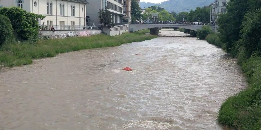 Zum Surfen zu klein: Ein bisschen enttäuscht schauen die Zuschauer rein, als die «Flutwelle» in die Stadt bricht.