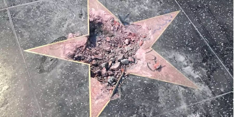 Der zertrümmerte Stern auf dem Walk of Fame.