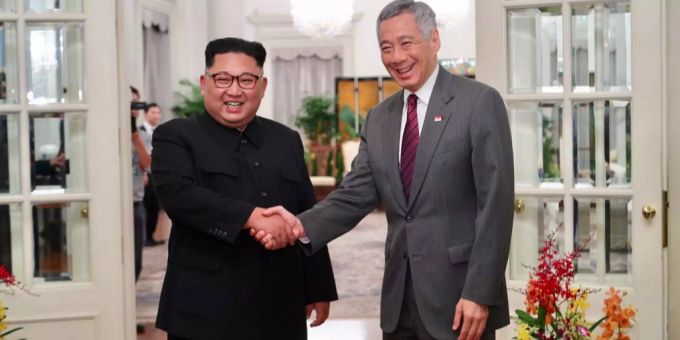 Nordkoreas Machthaber Kim Jong Un hat Singapurs Regierungschef Lee Hsien Loong getroffen. Nordkoreas Machthaber Kim Jong Un hat Singapurs Regierungschef Lee Hsien Loong getroffen.