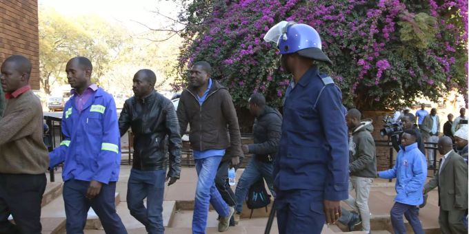 Gewaltsame Proteste - Oppositionsanhänger in Simbabwe vor Gericht