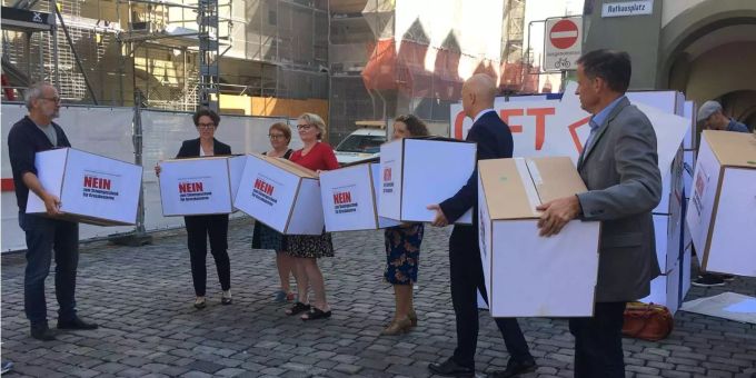 Berner Grossräte der Grünen und der SP reichen in Bern die Unterschriften des kantonalen Referendums zur geplanten Steuergesetzrevision ein. Berner Grossräte der Grünen und der SP reichen in Bern die Unterschriften des kantonalen Referendums zur geplanten Steuergesetzrevision ein.