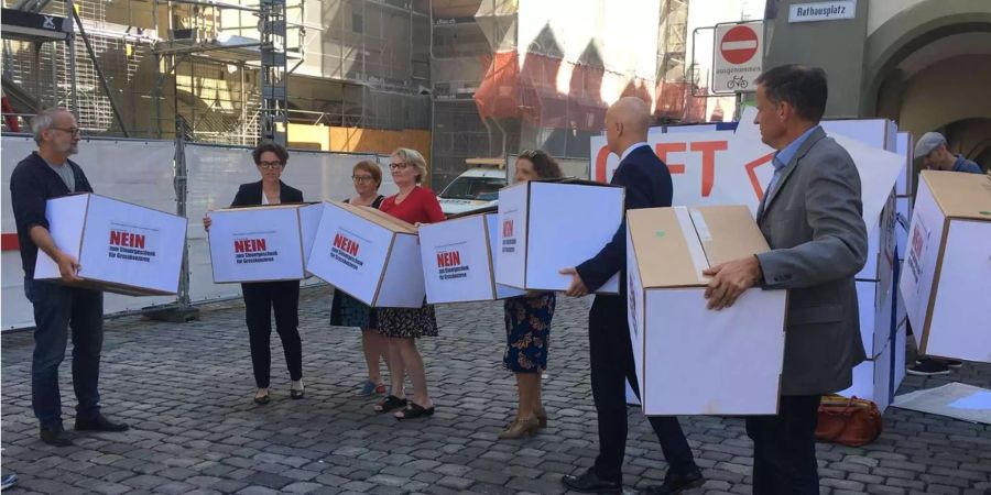 Berner Grossräte der Grünen und der SP reichen in Bern die Unterschriften des kantonalen Referendums zur geplanten Steuergesetzrevision ein.